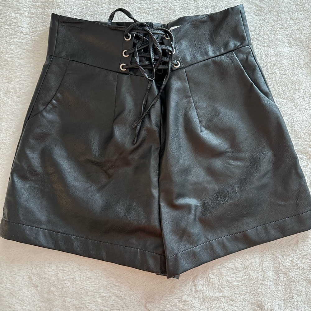 Umgee Women's Size M Black Faux Leather Shorts Corset Lace Up & Back Zip